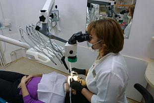 Использование микроскопа при распломбировании одного корневого канала зуба