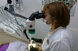 Использование микроскопа при распломбировании одного корневого канала зуба